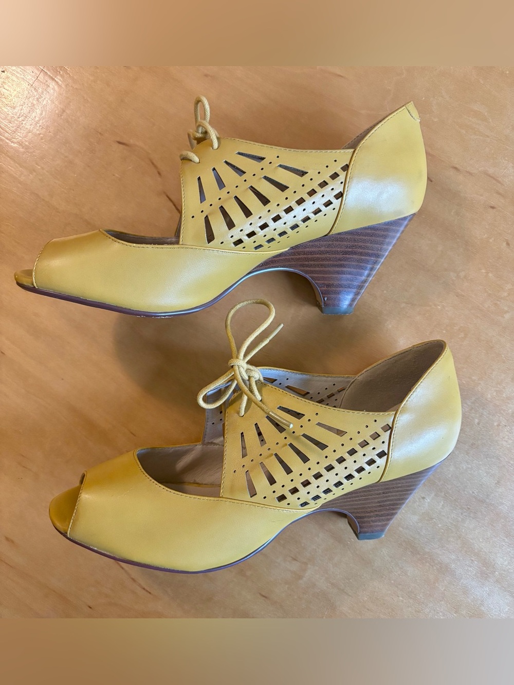 Yellow retro heeled pumps sz 40 - Picture 6 of 6